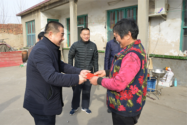 2018年2月10日，公司总经理李安东走访房家村困难群众。