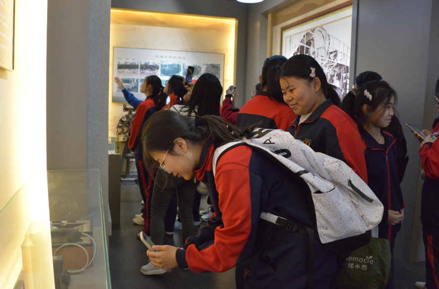 2024年3月31日雪宫中学师生到365电子游戏博物馆开展社会实践活动